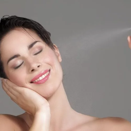 Skincare Time: 4 λόγοι για τους οποίους πρέπει να εντάξετε ένα ιαματικό νερό προσώπου στην καθημερινή αντιγηραντική περιποίηση της επιδερμίδας σας